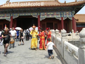 [P22] Beijing - Orasul interzis - aceste costume puteau fi inchiriate astfel incat sa-ti faci o poza ca si amintire » foto by mishu
 - 
<span class="allrVoted glyphicon glyphicon-heart hidden" id="av705621"></span>
<a class="m-l-10 hidden" id="sv705621" onclick="voting_Foto_DelVot(,705621,21755)" role="button">șterge vot <span class="glyphicon glyphicon-remove"></span></a>
<a id="v9705621" class=" c-red"  onclick="voting_Foto_SetVot(705621)" role="button"><span class="glyphicon glyphicon-heart-empty"></span> <b>LIKE</b> = Votează poza</a> <img class="hidden"  id="f705621W9" src="/imagini/loader.gif" border="0" /><span class="AjErrMes hidden" id="e705621ErM"></span>