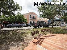 [P01] Aici este parcarea de care va spuneam, iar cladirea ce se vede este statia de autobuze.de aici pleaca curse spre Patra, Atena si pe insula. » foto by maryka
 - 
<span class="allrVoted glyphicon glyphicon-heart hidden" id="av323975"></span>
<a class="m-l-10 hidden" id="sv323975" onclick="voting_Foto_DelVot(,323975,21772)" role="button">șterge vot <span class="glyphicon glyphicon-remove"></span></a>
<a id="v9323975" class=" c-red"  onclick="voting_Foto_SetVot(323975)" role="button"><span class="glyphicon glyphicon-heart-empty"></span> <b>LIKE</b> = Votează poza</a> <img class="hidden"  id="f323975W9" src="/imagini/loader.gif" border="0" /><span class="AjErrMes hidden" id="e323975ErM"></span>
