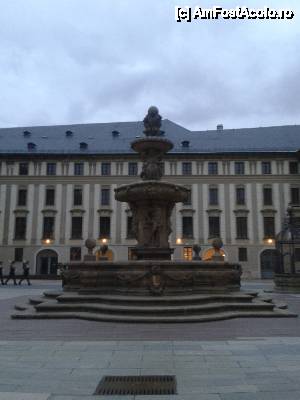 [P20] Castelul Praghez - a II-a Curte Interioara - Fantana Arteziana » foto by Pragheza_Gotica
 - 
<span class="allrVoted glyphicon glyphicon-heart hidden" id="av477747"></span>
<a class="m-l-10 hidden" id="sv477747" onclick="voting_Foto_DelVot(,477747,21778)" role="button">șterge vot <span class="glyphicon glyphicon-remove"></span></a>
<a id="v9477747" class=" c-red"  onclick="voting_Foto_SetVot(477747)" role="button"><span class="glyphicon glyphicon-heart-empty"></span> <b>LIKE</b> = Votează poza</a> <img class="hidden"  id="f477747W9" src="/imagini/loader.gif" border="0" /><span class="AjErrMes hidden" id="e477747ErM"></span>