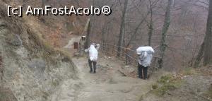 [P16] Localnici cărând ceea ce au adus credincioșii. » foto by Aurici
 - 
<span class="allrVoted glyphicon glyphicon-heart hidden" id="av1218687"></span>
<a class="m-l-10 hidden" id="sv1218687" onclick="voting_Foto_DelVot(,1218687,21781)" role="button">șterge vot <span class="glyphicon glyphicon-remove"></span></a>
<a id="v91218687" class=" c-red"  onclick="voting_Foto_SetVot(1218687)" role="button"><span class="glyphicon glyphicon-heart-empty"></span> <b>LIKE</b> = Votează poza</a> <img class="hidden"  id="f1218687W9" src="/imagini/loader.gif" border="0" /><span class="AjErrMes hidden" id="e1218687ErM"></span>