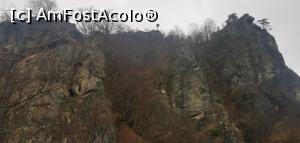 [P45] Peștera Sfântului, la care nu se poate ajunge și Crucea Dorințelor, în spate. » foto by Aurici
 - 
<span class="allrVoted glyphicon glyphicon-heart hidden" id="av1218716"></span>
<a class="m-l-10 hidden" id="sv1218716" onclick="voting_Foto_DelVot(,1218716,21781)" role="button">șterge vot <span class="glyphicon glyphicon-remove"></span></a>
<a id="v91218716" class=" c-red"  onclick="voting_Foto_SetVot(1218716)" role="button"><span class="glyphicon glyphicon-heart-empty"></span> <b>LIKE</b> = Votează poza</a> <img class="hidden"  id="f1218716W9" src="/imagini/loader.gif" border="0" /><span class="AjErrMes hidden" id="e1218716ErM"></span>