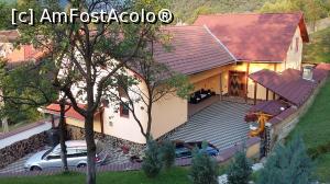 [P05] Pensiunea Hanzu Darius - pensiunea și curtea văzute din foișor. În plan apropiat este pensiunea, iar mai în spate este casa proprietarilor.  » foto by Cris
 - 
<span class="allrVoted glyphicon glyphicon-heart hidden" id="av856202"></span>
<a class="m-l-10 hidden" id="sv856202" onclick="voting_Foto_DelVot(,856202,21793)" role="button">șterge vot <span class="glyphicon glyphicon-remove"></span></a>
<a id="v9856202" class=" c-red"  onclick="voting_Foto_SetVot(856202)" role="button"><span class="glyphicon glyphicon-heart-empty"></span> <b>LIKE</b> = Votează poza</a> <img class="hidden"  id="f856202W9" src="/imagini/loader.gif" border="0" /><span class="AjErrMes hidden" id="e856202ErM"></span>