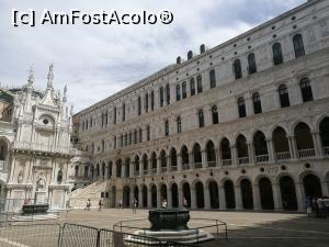[P06] Curtea interioara Palatul Dogilor » foto by GCC
 - 
<span class="allrVoted glyphicon glyphicon-heart hidden" id="av887162"></span>
<a class="m-l-10 hidden" id="sv887162" onclick="voting_Foto_DelVot(,887162,21809)" role="button">șterge vot <span class="glyphicon glyphicon-remove"></span></a>
<a id="v9887162" class=" c-red"  onclick="voting_Foto_SetVot(887162)" role="button"><span class="glyphicon glyphicon-heart-empty"></span> <b>LIKE</b> = Votează poza</a> <img class="hidden"  id="f887162W9" src="/imagini/loader.gif" border="0" /><span class="AjErrMes hidden" id="e887162ErM"></span>