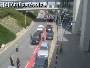 [P14] In fata aeroportului din Larnaca va asteapta taxiurile spre Agia Napa, Protaras, Paralimni, Limassol sau autobuzul local 425 spre Larnaca.  » foto by dorgo
 - 
<span class="allrVoted glyphicon glyphicon-heart hidden" id="av848045"></span>
<a class="m-l-10 hidden" id="sv848045" onclick="voting_Foto_DelVot(,848045,21811)" role="button">șterge vot <span class="glyphicon glyphicon-remove"></span></a>
<a id="v9848045" class=" c-red"  onclick="voting_Foto_SetVot(848045)" role="button"><span class="glyphicon glyphicon-heart-empty"></span> <b>LIKE</b> = Votează poza</a> <img class="hidden"  id="f848045W9" src="/imagini/loader.gif" border="0" /><span class="AjErrMes hidden" id="e848045ErM"></span>