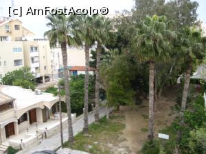 [P10] Parcul cu palmieri din fata hotelului, se observa si aleea ce duce spre statia de taxi, serviciul 'rent-a-bike', mini-market si faleza » foto by dorgo
 - 
<span class="allrVoted glyphicon glyphicon-heart hidden" id="av848799"></span>
<a class="m-l-10 hidden" id="sv848799" onclick="voting_Foto_DelVot(,848799,21818)" role="button">șterge vot <span class="glyphicon glyphicon-remove"></span></a>
<a id="v9848799" class=" c-red"  onclick="voting_Foto_SetVot(848799)" role="button"><span class="glyphicon glyphicon-heart-empty"></span> <b>LIKE</b> = Votează poza</a> <img class="hidden"  id="f848799W9" src="/imagini/loader.gif" border="0" /><span class="AjErrMes hidden" id="e848799ErM"></span>