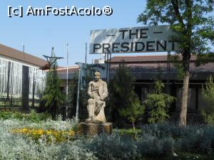[P13] București - Parcul Tei. I. L. Caragiale în fața Restaurantului The President. » foto by iulianic
 - 
<span class="allrVoted glyphicon glyphicon-heart hidden" id="av1366176"></span>
<a class="m-l-10 hidden" id="sv1366176" onclick="voting_Foto_DelVot(,1366176,21819)" role="button">șterge vot <span class="glyphicon glyphicon-remove"></span></a>
<a id="v91366176" class=" c-red"  onclick="voting_Foto_SetVot(1366176)" role="button"><span class="glyphicon glyphicon-heart-empty"></span> <b>LIKE</b> = Votează poza</a> <img class="hidden"  id="f1366176W9" src="/imagini/loader.gif" border="0" /><span class="AjErrMes hidden" id="e1366176ErM"></span>