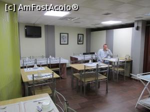 [P13] sala de mese si un turist infometat si grabit. ;)  » foto by adri-nico
 - 
<span class="allrVoted glyphicon glyphicon-heart hidden" id="av850403"></span>
<a class="m-l-10 hidden" id="sv850403" onclick="voting_Foto_DelVot(,850403,21830)" role="button">șterge vot <span class="glyphicon glyphicon-remove"></span></a>
<a id="v9850403" class=" c-red"  onclick="voting_Foto_SetVot(850403)" role="button"><span class="glyphicon glyphicon-heart-empty"></span> <b>LIKE</b> = Votează poza</a> <img class="hidden"  id="f850403W9" src="/imagini/loader.gif" border="0" /><span class="AjErrMes hidden" id="e850403ErM"></span>