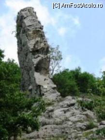[P02] Pietrele Corbului din Tăuţi-Alba (malul stâng al Ampoiului), fotografiate din amonte. 
Este o fotografie luată de pe un site local. » foto by abbilbal*
 - 
<span class="allrVoted glyphicon glyphicon-heart hidden" id="av102415"></span>
<a class="m-l-10 hidden" id="sv102415" onclick="voting_Foto_DelVot(,102415,21901)" role="button">șterge vot <span class="glyphicon glyphicon-remove"></span></a>
<a id="v9102415" class=" c-red"  onclick="voting_Foto_SetVot(102415)" role="button"><span class="glyphicon glyphicon-heart-empty"></span> <b>LIKE</b> = Votează poza</a> <img class="hidden"  id="f102415W9" src="/imagini/loader.gif" border="0" /><span class="AjErrMes hidden" id="e102415ErM"></span>