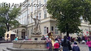 [P11] Statuia lui Neptun si statuie cat se poate de vie si de draguta impartind ciocolata, Rynok Square » foto by raducondurache
 - 
<span class="allrVoted glyphicon glyphicon-heart hidden" id="av855073"></span>
<a class="m-l-10 hidden" id="sv855073" onclick="voting_Foto_DelVot(,855073,21904)" role="button">șterge vot <span class="glyphicon glyphicon-remove"></span></a>
<a id="v9855073" class=" c-red"  onclick="voting_Foto_SetVot(855073)" role="button"><span class="glyphicon glyphicon-heart-empty"></span> <b>LIKE</b> = Votează poza</a> <img class="hidden"  id="f855073W9" src="/imagini/loader.gif" border="0" /><span class="AjErrMes hidden" id="e855073ErM"></span>