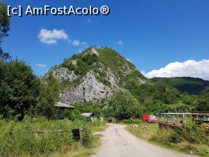 [P02] Eram la c&acirc;teva minute depărtare de Cheile Băniței (aflate la baza dealului din față). » foto by Floryn81
 - 
<span class="allrVoted glyphicon glyphicon-heart hidden" id="av1197334"></span>
<a class="m-l-10 hidden" id="sv1197334" onclick="voting_Foto_DelVot(,1197334,21910)" role="button">șterge vot <span class="glyphicon glyphicon-remove"></span></a>
<a id="v91197334" class=" c-red"  onclick="voting_Foto_SetVot(1197334)" role="button"><span class="glyphicon glyphicon-heart-empty"></span> <b>LIKE</b> = Votează poza</a> <img class="hidden"  id="f1197334W9" src="/imagini/loader.gif" border="0" /><span class="AjErrMes hidden" id="e1197334ErM"></span>