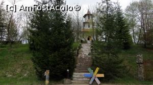[P01] Biserica ortodoxă și ezoterică La Temelie văzută de baza scărilor. Pe trepte sunt pietre inscripționate cu Psalmii lui David. În partea superioară scara are două brațe laterale formând o cruce (altfel spus, crucea te înalță, te urcă la biserică).  » foto by Lucien
 - 
<span class="allrVoted glyphicon glyphicon-heart hidden" id="av855434"></span>
<a class="m-l-10 hidden" id="sv855434" onclick="voting_Foto_DelVot(,855434,21912)" role="button">șterge vot <span class="glyphicon glyphicon-remove"></span></a>
<a id="v9855434" class=" c-red"  onclick="voting_Foto_SetVot(855434)" role="button"><span class="glyphicon glyphicon-heart-empty"></span> <b>LIKE</b> = Votează poza</a> <img class="hidden"  id="f855434W9" src="/imagini/loader.gif" border="0" /><span class="AjErrMes hidden" id="e855434ErM"></span>