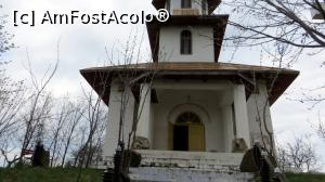 [P03] Pridvorul deschis și intrarea în biserică. Deasupra ușii scrie: ”Iată, cortul lui Dumnezeu... făcutu-s-a. Eu sunt Alfa și Omega” (din Apocalipsa Sf. Ioan). Pe trepte și în pridvor sunt pietre ciudate, iar altele plane, înscripționate cu Psalmii lui David » foto by Lucien
 - 
<span class="allrVoted glyphicon glyphicon-heart hidden" id="av855436"></span>
<a class="m-l-10 hidden" id="sv855436" onclick="voting_Foto_DelVot(,855436,21912)" role="button">șterge vot <span class="glyphicon glyphicon-remove"></span></a>
<a id="v9855436" class=" c-red"  onclick="voting_Foto_SetVot(855436)" role="button"><span class="glyphicon glyphicon-heart-empty"></span> <b>LIKE</b> = Votează poza</a> <img class="hidden"  id="f855436W9" src="/imagini/loader.gif" border="0" /><span class="AjErrMes hidden" id="e855436ErM"></span>
