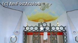 [P06] Detaliu cu iconostasul, o lucrătură deosebită ornamentată cu pietre din vechile fundații și cu icoanele pictate pe sticlă transparentă. Sfinții sunt desenați în tușe negre, simple. Deasupra altarului veghează Melchisedec » foto by Lucien
 - 
<span class="allrVoted glyphicon glyphicon-heart hidden" id="av855440"></span>
<a class="m-l-10 hidden" id="sv855440" onclick="voting_Foto_DelVot(,855440,21912)" role="button">șterge vot <span class="glyphicon glyphicon-remove"></span></a>
<a id="v9855440" class=" c-red"  onclick="voting_Foto_SetVot(855440)" role="button"><span class="glyphicon glyphicon-heart-empty"></span> <b>LIKE</b> = Votează poza</a> <img class="hidden"  id="f855440W9" src="/imagini/loader.gif" border="0" /><span class="AjErrMes hidden" id="e855440ErM"></span>