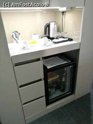 [P12] Răcitorul-minibar și kit-ul de făcut ceai/cafea; în stânga minibarului sunt sertare, iar deasupra alte spații de depozitare » foto by crismis
 - 
<span class="allrVoted glyphicon glyphicon-heart hidden" id="av855758"></span>
<a class="m-l-10 hidden" id="sv855758" onclick="voting_Foto_DelVot(,855758,21917)" role="button">șterge vot <span class="glyphicon glyphicon-remove"></span></a>
<a id="v9855758" class=" c-red"  onclick="voting_Foto_SetVot(855758)" role="button"><span class="glyphicon glyphicon-heart-empty"></span> <b>LIKE</b> = Votează poza</a> <img class="hidden"  id="f855758W9" src="/imagini/loader.gif" border="0" /><span class="AjErrMes hidden" id="e855758ErM"></span>