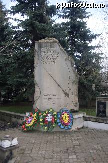 [P20] ... alături de monumentul celor căzuţi în Transnistria » foto by Ovidiu istorie
 - 
<span class="allrVoted glyphicon glyphicon-heart hidden" id="av420398"></span>
<a class="m-l-10 hidden" id="sv420398" onclick="voting_Foto_DelVot(,420398,21932)" role="button">șterge vot <span class="glyphicon glyphicon-remove"></span></a>
<a id="v9420398" class=" c-red"  onclick="voting_Foto_SetVot(420398)" role="button"><span class="glyphicon glyphicon-heart-empty"></span> <b>LIKE</b> = Votează poza</a> <img class="hidden"  id="f420398W9" src="/imagini/loader.gif" border="0" /><span class="AjErrMes hidden" id="e420398ErM"></span>