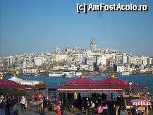 [P28] Barcile de unde se vand Kebap de peste. In spate se vede Turnul Galata si Pera. In dreapta e Podul Galata, daca treceti pe sub el, ajungeti la cheiurile de unde pleaca vapoarele inspre partea asiatica si Bosfor. Daca faceti stanga ajungeti la statia de autobuze. Eminönü. » foto by TraianS
 - 
<span class="allrVoted glyphicon glyphicon-heart hidden" id="av315905"></span>
<a class="m-l-10 hidden" id="sv315905" onclick="voting_Foto_DelVot(,315905,21951)" role="button">șterge vot <span class="glyphicon glyphicon-remove"></span></a>
<a id="v9315905" class=" c-red"  onclick="voting_Foto_SetVot(315905)" role="button"><span class="glyphicon glyphicon-heart-empty"></span> <b>LIKE</b> = Votează poza</a> <img class="hidden"  id="f315905W9" src="/imagini/loader.gif" border="0" /><span class="AjErrMes hidden" id="e315905ErM"></span>