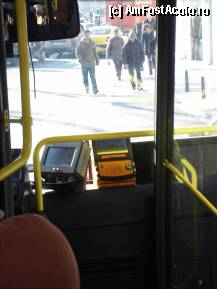 [P33] Se urca pe langa sofer si imediat in dreapta aveti cititorul. Akbilul se lipeste la cercul verde iar Istanbul Kart acolo unde e desenata mana. Trebuie asteptat putin si se vor aprinde luminile si va face un sunet specific. Pe ecran va scrie cate contoare mai aveti. » foto by TraianS
 - 
<span class="allrVoted glyphicon glyphicon-heart hidden" id="av315910"></span>
<a class="m-l-10 hidden" id="sv315910" onclick="voting_Foto_DelVot(,315910,21951)" role="button">șterge vot <span class="glyphicon glyphicon-remove"></span></a>
<a id="v9315910" class=" c-red"  onclick="voting_Foto_SetVot(315910)" role="button"><span class="glyphicon glyphicon-heart-empty"></span> <b>LIKE</b> = Votează poza</a> <img class="hidden"  id="f315910W9" src="/imagini/loader.gif" border="0" /><span class="AjErrMes hidden" id="e315910ErM"></span>
