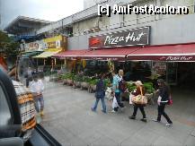 [P59] Stopul autobuzelor Havataş, in fata la Pizza Hut. Poza facuta din autobuz. Taksim.
Stopurile Havaş, sunt putin mai sus inspre McDonalds. » foto by TraianS
 - 
<span class="allrVoted glyphicon glyphicon-heart hidden" id="av321285"></span>
<a class="m-l-10 hidden" id="sv321285" onclick="voting_Foto_DelVot(,321285,21951)" role="button">șterge vot <span class="glyphicon glyphicon-remove"></span></a>
<a id="v9321285" class=" c-red"  onclick="voting_Foto_SetVot(321285)" role="button"><span class="glyphicon glyphicon-heart-empty"></span> <b>LIKE</b> = Votează poza</a> <img class="hidden"  id="f321285W9" src="/imagini/loader.gif" border="0" /><span class="AjErrMes hidden" id="e321285ErM"></span>