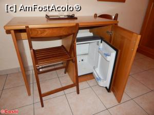 [P17] Sub birou se găsește și un mic frigider » foto by Costi
 - 
<span class="allrVoted glyphicon glyphicon-heart hidden" id="av858327"></span>
<a class="m-l-10 hidden" id="sv858327" onclick="voting_Foto_DelVot(,858327,21956)" role="button">șterge vot <span class="glyphicon glyphicon-remove"></span></a>
<a id="v9858327" class=" c-red"  onclick="voting_Foto_SetVot(858327)" role="button"><span class="glyphicon glyphicon-heart-empty"></span> <b>LIKE</b> = Votează poza</a> <img class="hidden"  id="f858327W9" src="/imagini/loader.gif" border="0" /><span class="AjErrMes hidden" id="e858327ErM"></span>