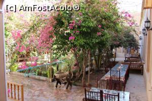 [P46] Yazd, Hotelul Tradițional Kohan, Curtea cea mare cu pomi, flori, iaz, fântână, mese...  » foto by mprofeanu
 - 
<span class="allrVoted glyphicon glyphicon-heart hidden" id="av858416"></span>
<a class="m-l-10 hidden" id="sv858416" onclick="voting_Foto_DelVot(,858416,21958)" role="button">șterge vot <span class="glyphicon glyphicon-remove"></span></a>
<a id="v9858416" class=" c-red"  onclick="voting_Foto_SetVot(858416)" role="button"><span class="glyphicon glyphicon-heart-empty"></span> <b>LIKE</b> = Votează poza</a> <img class="hidden"  id="f858416W9" src="/imagini/loader.gif" border="0" /><span class="AjErrMes hidden" id="e858416ErM"></span>