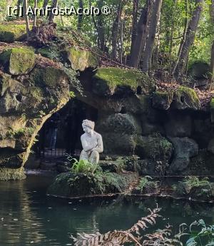 [P52] Cryptoporticus pare o pestera, insa a fost conceput pentru a crea impresia ca te afli intr-o zona de sapaturi arheologice, cu statui descoperite la Pompei si Herculaneum. Acesta are vedere la o intindere de apa ce o gazduieste pe Venus din marmura de Carrara, inspirata de Afrodita ghemuita. » foto by geani anto
 - 
<span class="allrVoted glyphicon glyphicon-heart hidden" id="av1411327"></span>
<a class="m-l-10 hidden" id="sv1411327" onclick="voting_Foto_DelVot(,1411327,21978)" role="button">șterge vot <span class="glyphicon glyphicon-remove"></span></a>
<a id="v91411327" class=" c-red"  onclick="voting_Foto_SetVot(1411327)" role="button"><span class="glyphicon glyphicon-heart-empty"></span> <b>LIKE</b> = Votează poza</a> <img class="hidden"  id="f1411327W9" src="/imagini/loader.gif" border="0" /><span class="AjErrMes hidden" id="e1411327ErM"></span>
