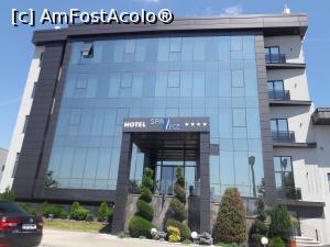 [P01] intrarea in hotel - la strada principală » foto by silvia tudoran
 - 
<span class="allrVoted glyphicon glyphicon-heart hidden" id="av997929"></span>
<a class="m-l-10 hidden" id="sv997929" onclick="voting_Foto_DelVot(,997929,21990)" role="button">șterge vot <span class="glyphicon glyphicon-remove"></span></a>
<a id="v9997929" class=" c-red"  onclick="voting_Foto_SetVot(997929)" role="button"><span class="glyphicon glyphicon-heart-empty"></span> <b>LIKE</b> = Votează poza</a> <img class="hidden"  id="f997929W9" src="/imagini/loader.gif" border="0" /><span class="AjErrMes hidden" id="e997929ErM"></span>