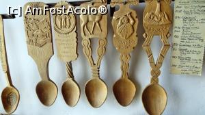 [P18] Detaliu cu linguri sculptate, alături de eticheta originală scrisă de Ioan Țugui » foto by Lucien
 - 
<span class="allrVoted glyphicon glyphicon-heart hidden" id="av818993"></span>
<a class="m-l-10 hidden" id="sv818993" onclick="voting_Foto_DelVot(,818993,22030)" role="button">șterge vot <span class="glyphicon glyphicon-remove"></span></a>
<a id="v9818993" class=" c-red"  onclick="voting_Foto_SetVot(818993)" role="button"><span class="glyphicon glyphicon-heart-empty"></span> <b>LIKE</b> = Votează poza</a> <img class="hidden"  id="f818993W9" src="/imagini/loader.gif" border="0" /><span class="AjErrMes hidden" id="e818993ErM"></span>