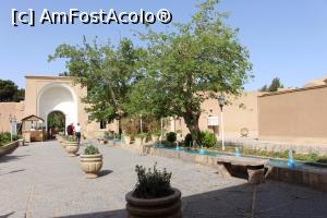 [P46] Yazd, Dolat Abad Garden, Vedere generală, se vede în plan îndepărtat zidul înconjurător » foto by mprofeanu
 - 
<span class="allrVoted glyphicon glyphicon-heart hidden" id="av865292"></span>
<a class="m-l-10 hidden" id="sv865292" onclick="voting_Foto_DelVot(,865292,22077)" role="button">șterge vot <span class="glyphicon glyphicon-remove"></span></a>
<a id="v9865292" class=" c-red"  onclick="voting_Foto_SetVot(865292)" role="button"><span class="glyphicon glyphicon-heart-empty"></span> <b>LIKE</b> = Votează poza</a> <img class="hidden"  id="f865292W9" src="/imagini/loader.gif" border="0" /><span class="AjErrMes hidden" id="e865292ErM"></span>