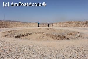 [P18] Yazd, Turnurile Tăcerii, Pe terasa Turnului mai mare cu osuarul tot mai mare în mijloc și porțiunea de zid dărâmată, bună pentru pozat » foto by mprofeanu
 - 
<span class="allrVoted glyphicon glyphicon-heart hidden" id="av867954"></span>
<a class="m-l-10 hidden" id="sv867954" onclick="voting_Foto_DelVot(,867954,22077)" role="button">șterge vot <span class="glyphicon glyphicon-remove"></span></a>
<a id="v9867954" class=" c-red"  onclick="voting_Foto_SetVot(867954)" role="button"><span class="glyphicon glyphicon-heart-empty"></span> <b>LIKE</b> = Votează poza</a> <img class="hidden"  id="f867954W9" src="/imagini/loader.gif" border="0" /><span class="AjErrMes hidden" id="e867954ErM"></span>