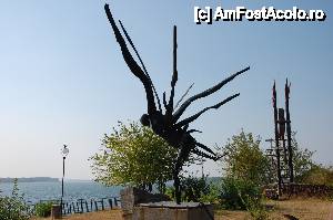 [P23] ... așezate lângă sculpturi moderniste lăsate acolo de oaspeții taberelor de creație ce s-au perindat de la achiziția în 1997 a acestei proprietăți.  » foto by Dabator
 - 
<span class="allrVoted glyphicon glyphicon-heart hidden" id="av504738"></span>
<a class="m-l-10 hidden" id="sv504738" onclick="voting_Foto_DelVot(,504738,22108)" role="button">șterge vot <span class="glyphicon glyphicon-remove"></span></a>
<a id="v9504738" class=" c-red"  onclick="voting_Foto_SetVot(504738)" role="button"><span class="glyphicon glyphicon-heart-empty"></span> <b>LIKE</b> = Votează poza</a> <img class="hidden"  id="f504738W9" src="/imagini/loader.gif" border="0" /><span class="AjErrMes hidden" id="e504738ErM"></span>