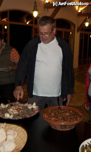 [P39] ... care a prezentat preparatele cu aplombu-i recunoscut așa încât în puținul timp rămas până la degustare pofta te răpea până la sentimentul de leșin.  » foto by Dabator
 - 
<span class="allrVoted glyphicon glyphicon-heart hidden" id="av504754"></span>
<a class="m-l-10 hidden" id="sv504754" onclick="voting_Foto_DelVot(,504754,22108)" role="button">șterge vot <span class="glyphicon glyphicon-remove"></span></a>
<a id="v9504754" class=" c-red"  onclick="voting_Foto_SetVot(504754)" role="button"><span class="glyphicon glyphicon-heart-empty"></span> <b>LIKE</b> = Votează poza</a> <img class="hidden"  id="f504754W9" src="/imagini/loader.gif" border="0" /><span class="AjErrMes hidden" id="e504754ErM"></span>