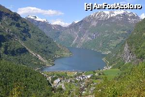 [P14] Fiordul, satul și Eagle road - vedere de pe Flydalsjuvet » foto by sigcristina
 - 
<span class="allrVoted glyphicon glyphicon-heart hidden" id="av447557"></span>
<a class="m-l-10 hidden" id="sv447557" onclick="voting_Foto_DelVot(,447557,22147)" role="button">șterge vot <span class="glyphicon glyphicon-remove"></span></a>
<a id="v9447557" class=" c-red"  onclick="voting_Foto_SetVot(447557)" role="button"><span class="glyphicon glyphicon-heart-empty"></span> <b>LIKE</b> = Votează poza</a> <img class="hidden"  id="f447557W9" src="/imagini/loader.gif" border="0" /><span class="AjErrMes hidden" id="e447557ErM"></span>