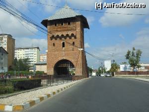 [P01] Targoviste - Intrarea in oras pe Calea Bucurestilor. 'Poarta Bucuresti', una dintre cele 5 porti ale orasului medieval.  » foto by iulianic
 - 
<span class="allrVoted glyphicon glyphicon-heart hidden" id="av363261"></span>
<a class="m-l-10 hidden" id="sv363261" onclick="voting_Foto_DelVot(,363261,22157)" role="button">șterge vot <span class="glyphicon glyphicon-remove"></span></a>
<a id="v9363261" class=" c-red"  onclick="voting_Foto_SetVot(363261)" role="button"><span class="glyphicon glyphicon-heart-empty"></span> <b>LIKE</b> = Votează poza</a> <img class="hidden"  id="f363261W9" src="/imagini/loader.gif" border="0" /><span class="AjErrMes hidden" id="e363261ErM"></span>