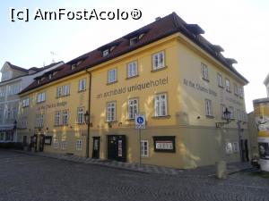 [P28] Hotelul Archibald „At the Charles Bridge”. În partea îndepărtată este restaurantul, cu o mică terasă. Eu am pozat 3, dar mai sînt și alte hoteluri și spații de cazare pe insulă.  » foto by abancor
 - 
<span class="allrVoted glyphicon glyphicon-heart hidden" id="av871739"></span>
<a class="m-l-10 hidden" id="sv871739" onclick="voting_Foto_DelVot(,871739,22173)" role="button">șterge vot <span class="glyphicon glyphicon-remove"></span></a>
<a id="v9871739" class=" c-red"  onclick="voting_Foto_SetVot(871739)" role="button"><span class="glyphicon glyphicon-heart-empty"></span> <b>LIKE</b> = Votează poza</a> <img class="hidden"  id="f871739W9" src="/imagini/loader.gif" border="0" /><span class="AjErrMes hidden" id="e871739ErM"></span>