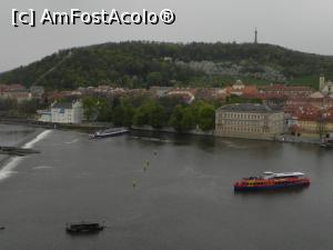 [P39] Tot din turn, ca la poza 38, dealul, parcul și turnul Petřín și țărmul de sud al insulei Kampa. De la dreapta la stînga: hotelul Archibald „At the Charles Bridge”, Palatul Liechtenstein, parcul, Muzeul Kampa (de artă modernă). Plus ambarcațiuni de croazieră. Vaporașul cel mai mic, de lemn, e cel care face plimbările de care vorbesc în review. » foto by abancor
 - 
<span class="allrVoted glyphicon glyphicon-heart hidden" id="av871750"></span>
<a class="m-l-10 hidden" id="sv871750" onclick="voting_Foto_DelVot(,871750,22173)" role="button">șterge vot <span class="glyphicon glyphicon-remove"></span></a>
<a id="v9871750" class=" c-red"  onclick="voting_Foto_SetVot(871750)" role="button"><span class="glyphicon glyphicon-heart-empty"></span> <b>LIKE</b> = Votează poza</a> <img class="hidden"  id="f871750W9" src="/imagini/loader.gif" border="0" /><span class="AjErrMes hidden" id="e871750ErM"></span>