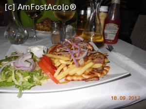 [P08] Laganas - The Corner Restaurant. Gyros pita de porc.  » foto by iulianic
 - 
<span class="allrVoted glyphicon glyphicon-heart hidden" id="av905500"></span>
<a class="m-l-10 hidden" id="sv905500" onclick="voting_Foto_DelVot(,905500,22236)" role="button">șterge vot <span class="glyphicon glyphicon-remove"></span></a>
<a id="v9905500" class=" c-red"  onclick="voting_Foto_SetVot(905500)" role="button"><span class="glyphicon glyphicon-heart-empty"></span> <b>LIKE</b> = Votează poza</a> <img class="hidden"  id="f905500W9" src="/imagini/loader.gif" border="0" /><span class="AjErrMes hidden" id="e905500ErM"></span>