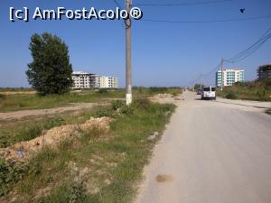 [P02] Imagine de la vila cu drumul spre mare. Practic se merge prin praf sau noroi. Sunt caini rai de la santiere, mizerii aruncate peste tot. Gropi si jeg de canalizare refulata.  » foto by kristy_
 - 
<span class="allrVoted glyphicon glyphicon-heart hidden" id="av1027748"></span>
<a class="m-l-10 hidden" id="sv1027748" onclick="voting_Foto_DelVot(,1027748,22272)" role="button">șterge vot <span class="glyphicon glyphicon-remove"></span></a>
<a id="v91027748" class=" c-red"  onclick="voting_Foto_SetVot(1027748)" role="button"><span class="glyphicon glyphicon-heart-empty"></span> <b>LIKE</b> = Votează poza</a> <img class="hidden"  id="f1027748W9" src="/imagini/loader.gif" border="0" /><span class="AjErrMes hidden" id="e1027748ErM"></span>