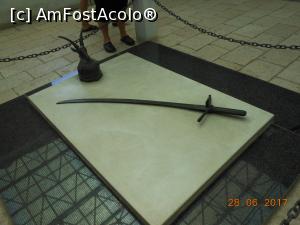 [P03] Lezhë - În mausoleu, coiful și sabia lui Skanderbeg.  » foto by iulianic
 - 
<span class="allrVoted glyphicon glyphicon-heart hidden" id="av878291"></span>
<a class="m-l-10 hidden" id="sv878291" onclick="voting_Foto_DelVot(,878291,22278)" role="button">șterge vot <span class="glyphicon glyphicon-remove"></span></a>
<a id="v9878291" class=" c-red"  onclick="voting_Foto_SetVot(878291)" role="button"><span class="glyphicon glyphicon-heart-empty"></span> <b>LIKE</b> = Votează poza</a> <img class="hidden"  id="f878291W9" src="/imagini/loader.gif" border="0" /><span class="AjErrMes hidden" id="e878291ErM"></span>