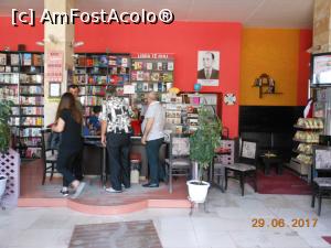 [P09] Elbasan - Cafeneaua-bibliotecă de la Teatri Skampa și portretul lui Xhavit do Biçakçiu.  » foto by iulianic
 - 
<span class="allrVoted glyphicon glyphicon-heart hidden" id="av886979"></span>
<a class="m-l-10 hidden" id="sv886979" onclick="voting_Foto_DelVot(,886979,22278)" role="button">șterge vot <span class="glyphicon glyphicon-remove"></span></a>
<a id="v9886979" class=" c-red"  onclick="voting_Foto_SetVot(886979)" role="button"><span class="glyphicon glyphicon-heart-empty"></span> <b>LIKE</b> = Votează poza</a> <img class="hidden"  id="f886979W9" src="/imagini/loader.gif" border="0" /><span class="AjErrMes hidden" id="e886979ErM"></span>
