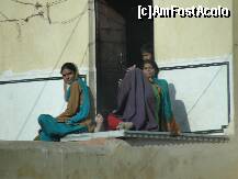 [P02] Pe drum intre Jaipur si Agra- doua 'doamne' la sueta » foto by cristina65
 - 
<span class="allrVoted glyphicon glyphicon-heart hidden" id="av279861"></span>
<a class="m-l-10 hidden" id="sv279861" onclick="voting_Foto_DelVot(,279861,22287)" role="button">șterge vot <span class="glyphicon glyphicon-remove"></span></a>
<a id="v9279861" class=" c-red"  onclick="voting_Foto_SetVot(279861)" role="button"><span class="glyphicon glyphicon-heart-empty"></span> <b>LIKE</b> = Votează poza</a> <img class="hidden"  id="f279861W9" src="/imagini/loader.gif" border="0" /><span class="AjErrMes hidden" id="e279861ErM"></span>