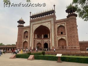 [P14] Taj Mahal,clădirea porții » foto by AZE
 - 
<span class="allrVoted glyphicon glyphicon-heart hidden" id="av1434142"></span>
<a class="m-l-10 hidden" id="sv1434142" onclick="voting_Foto_DelVot(,1434142,22287)" role="button">șterge vot <span class="glyphicon glyphicon-remove"></span></a>
<a id="v91434142" class=" c-red"  onclick="voting_Foto_SetVot(1434142)" role="button"><span class="glyphicon glyphicon-heart-empty"></span> <b>LIKE</b> = Votează poza</a> <img class="hidden"  id="f1434142W9" src="/imagini/loader.gif" border="0" /><span class="AjErrMes hidden" id="e1434142ErM"></span>