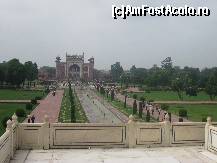 [P10] vedere din balconul Taj Mahalului - Poarta Paradisului » foto by ghecamelia
 - 
<span class="allrVoted glyphicon glyphicon-heart hidden" id="av121160"></span>
<a class="m-l-10 hidden" id="sv121160" onclick="voting_Foto_DelVot(,121160,22287)" role="button">șterge vot <span class="glyphicon glyphicon-remove"></span></a>
<a id="v9121160" class=" c-red"  onclick="voting_Foto_SetVot(121160)" role="button"><span class="glyphicon glyphicon-heart-empty"></span> <b>LIKE</b> = Votează poza</a> <img class="hidden"  id="f121160W9" src="/imagini/loader.gif" border="0" /><span class="AjErrMes hidden" id="e121160ErM"></span>