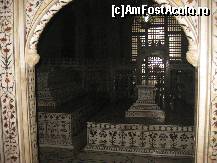 [P08] cele doua morminte - Mumtaz Mahal (in centru) si Sah Jahan » foto by ghecamelia
 - 
<span class="allrVoted glyphicon glyphicon-heart hidden" id="av121158"></span>
<a class="m-l-10 hidden" id="sv121158" onclick="voting_Foto_DelVot(,121158,22287)" role="button">șterge vot <span class="glyphicon glyphicon-remove"></span></a>
<a id="v9121158" class=" c-red"  onclick="voting_Foto_SetVot(121158)" role="button"><span class="glyphicon glyphicon-heart-empty"></span> <b>LIKE</b> = Votează poza</a> <img class="hidden"  id="f121158W9" src="/imagini/loader.gif" border="0" /><span class="AjErrMes hidden" id="e121158ErM"></span>