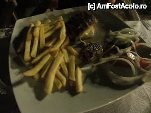 [P05] Burger umplut cu branza si garnitura la Fedra, pentru copil, care este gurmand cand vine vorba de mancaruri de genul, nu a reusit sa termine portia, am terinat-o eu si pot constata ca a fost bunnnnn.  » foto by ichbin
 - 
<span class="allrVoted glyphicon glyphicon-heart hidden" id="av453405"></span>
<a class="m-l-10 hidden" id="sv453405" onclick="voting_Foto_DelVot(,453405,22302)" role="button">șterge vot <span class="glyphicon glyphicon-remove"></span></a>
<a id="v9453405" class=" c-red"  onclick="voting_Foto_SetVot(453405)" role="button"><span class="glyphicon glyphicon-heart-empty"></span> <b>LIKE</b> = Votează poza</a> <img class="hidden"  id="f453405W9" src="/imagini/loader.gif" border="0" /><span class="AjErrMes hidden" id="e453405ErM"></span>