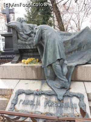 [P11] Panteonul României - Cimitirul Bellu. Monumentul familiei Poroineanu. » foto by iulianic
 - 
<span class="allrVoted glyphicon glyphicon-heart hidden" id="av1218483"></span>
<a class="m-l-10 hidden" id="sv1218483" onclick="voting_Foto_DelVot(,1218483,22321)" role="button">șterge vot <span class="glyphicon glyphicon-remove"></span></a>
<a id="v91218483" class=" c-red"  onclick="voting_Foto_SetVot(1218483)" role="button"><span class="glyphicon glyphicon-heart-empty"></span> <b>LIKE</b> = Votează poza</a> <img class="hidden"  id="f1218483W9" src="/imagini/loader.gif" border="0" /><span class="AjErrMes hidden" id="e1218483ErM"></span>