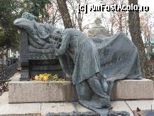 [P11] Cimitirul Bellu - Monumentul familiei Poroineanu. Sculptor Rafaelo Romanelli. » foto by iulianic
 - 
<span class="allrVoted glyphicon glyphicon-heart hidden" id="av282355"></span>
<a class="m-l-10 hidden" id="sv282355" onclick="voting_Foto_DelVot(,282355,22321)" role="button">șterge vot <span class="glyphicon glyphicon-remove"></span></a>
<a id="v9282355" class=" c-red"  onclick="voting_Foto_SetVot(282355)" role="button"><span class="glyphicon glyphicon-heart-empty"></span> <b>LIKE</b> = Votează poza</a> <img class="hidden"  id="f282355W9" src="/imagini/loader.gif" border="0" /><span class="AjErrMes hidden" id="e282355ErM"></span>