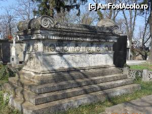[P39] Cimitirul Bellu - Sarcofagul lui Dimitrie Sturdza.  » foto by iulianic
 - 
<span class="allrVoted glyphicon glyphicon-heart hidden" id="av502374"></span>
<a class="m-l-10 hidden" id="sv502374" onclick="voting_Foto_DelVot(,502374,22321)" role="button">șterge vot <span class="glyphicon glyphicon-remove"></span></a>
<a id="v9502374" class=" c-red"  onclick="voting_Foto_SetVot(502374)" role="button"><span class="glyphicon glyphicon-heart-empty"></span> <b>LIKE</b> = Votează poza</a> <img class="hidden"  id="f502374W9" src="/imagini/loader.gif" border="0" /><span class="AjErrMes hidden" id="e502374ErM"></span>