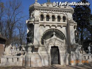 [P44] Cimitirul Bellu - Cavoul Gheorghieff. Arhitect Ion Mincu, sculptor Frederik Storck.  » foto by iulianic
 - 
<span class="allrVoted glyphicon glyphicon-heart hidden" id="av502376"></span>
<a class="m-l-10 hidden" id="sv502376" onclick="voting_Foto_DelVot(,502376,22321)" role="button">șterge vot <span class="glyphicon glyphicon-remove"></span></a>
<a id="v9502376" class=" c-red"  onclick="voting_Foto_SetVot(502376)" role="button"><span class="glyphicon glyphicon-heart-empty"></span> <b>LIKE</b> = Votează poza</a> <img class="hidden"  id="f502376W9" src="/imagini/loader.gif" border="0" /><span class="AjErrMes hidden" id="e502376ErM"></span>