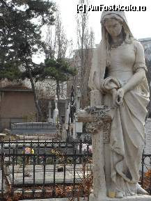 [P05] Cimitirul Bellu - Monument funerar Angela Izvoranu. Sculptor Karl Storck. » foto by iulianic
 - 
<span class="allrVoted glyphicon glyphicon-heart hidden" id="av282349"></span>
<a class="m-l-10 hidden" id="sv282349" onclick="voting_Foto_DelVot(,282349,22321)" role="button">șterge vot <span class="glyphicon glyphicon-remove"></span></a>
<a id="v9282349" class=" c-red"  onclick="voting_Foto_SetVot(282349)" role="button"><span class="glyphicon glyphicon-heart-empty"></span> <b>LIKE</b> = Votează poza</a> <img class="hidden"  id="f282349W9" src="/imagini/loader.gif" border="0" /><span class="AjErrMes hidden" id="e282349ErM"></span>