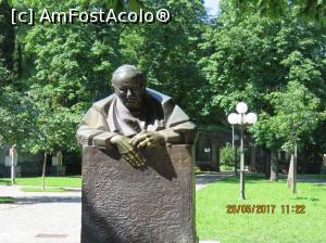 [P03] Statuia papei Ioan Paul al II-lea în fața bisericii franciscane de pe Trsat.  » foto by elviramvio
 - 
<span class="allrVoted glyphicon glyphicon-heart hidden" id="av882295"></span>
<a class="m-l-10 hidden" id="sv882295" onclick="voting_Foto_DelVot(,882295,22352)" role="button">șterge vot <span class="glyphicon glyphicon-remove"></span></a>
<a id="v9882295" class=" c-red"  onclick="voting_Foto_SetVot(882295)" role="button"><span class="glyphicon glyphicon-heart-empty"></span> <b>LIKE</b> = Votează poza</a> <img class="hidden"  id="f882295W9" src="/imagini/loader.gif" border="0" /><span class="AjErrMes hidden" id="e882295ErM"></span>